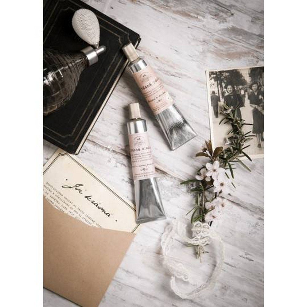beautiful-lady-with-active-substance-elix-irtm-50-ml